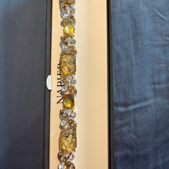 Vintage Napier gold lucite crystal bracelet - Picture 2 of 5